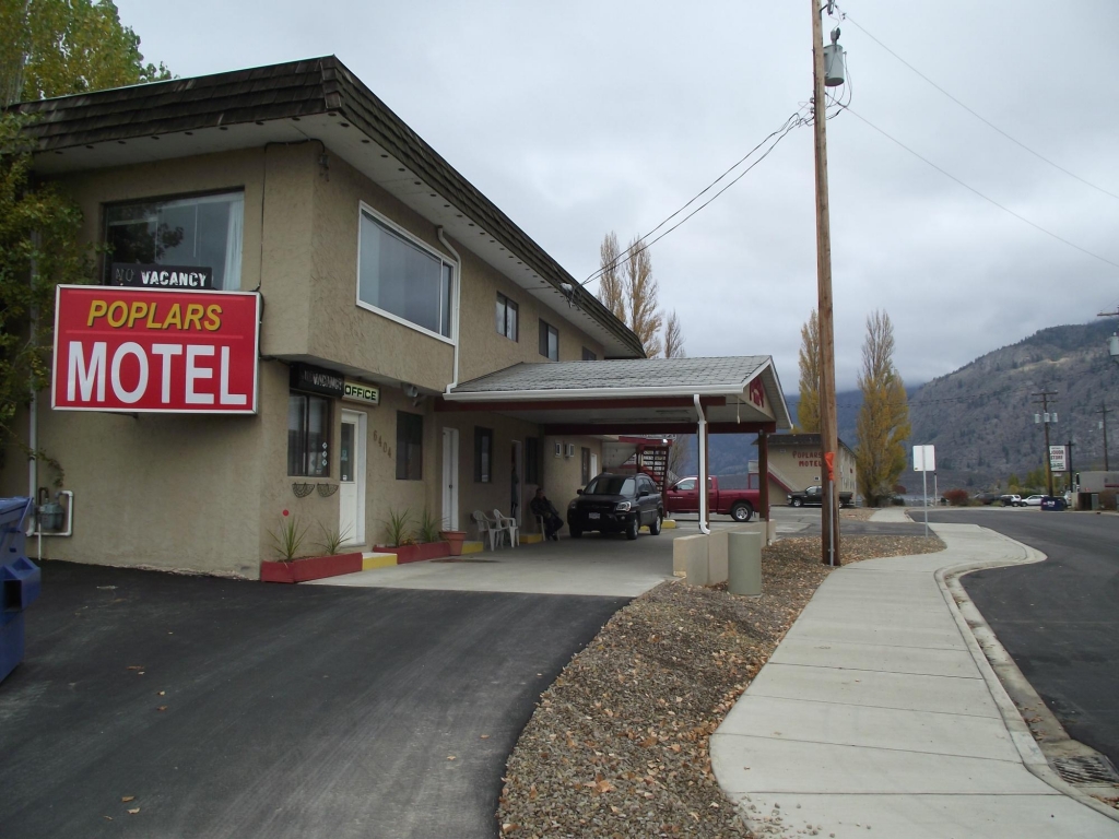 Poplars Motel On The Lake | Super, Natural BC