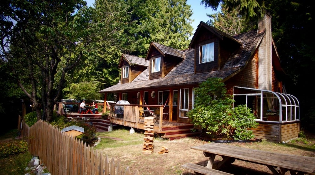 Up The Creek Backpacker’s Lodge | Super, Natural BC