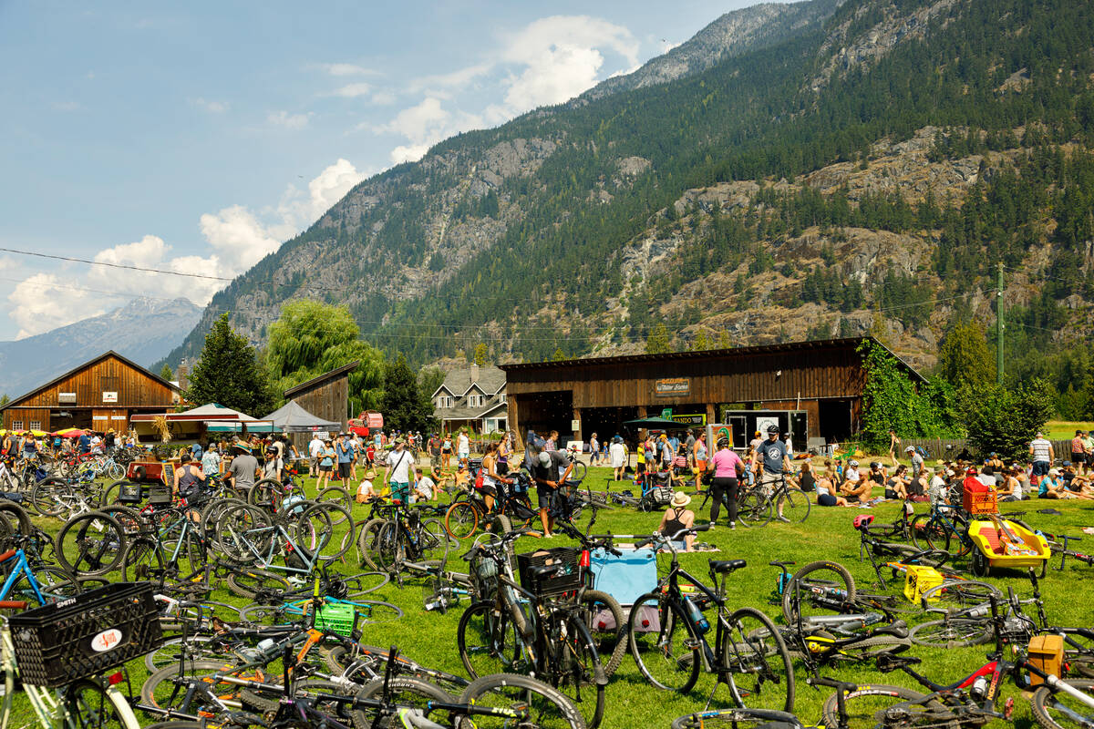 A crowd of people surrounded by bicycles relaxing outside of the Beer Farmers Brewery during the Slow Food Cycle in Pemberton | Tourism Pemberton/Craig Barker